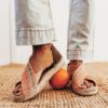 Sandalia Golden Walk vegana color camel con suela de yute