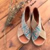Sandalia Fluor Vibes vegana color camel con suela de yute