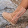 Bota Golden Walk vegana color camel con suela de yute