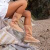 Bota Golden Walk vegana color camel con suela de yute